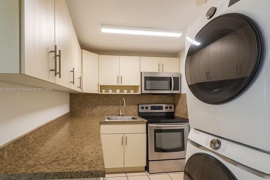 Building Photo - 3925 SW 88th Pl