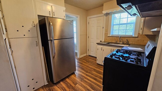 Building Photo - 3 bedroom, 1 bath, NEW hardwood floors!