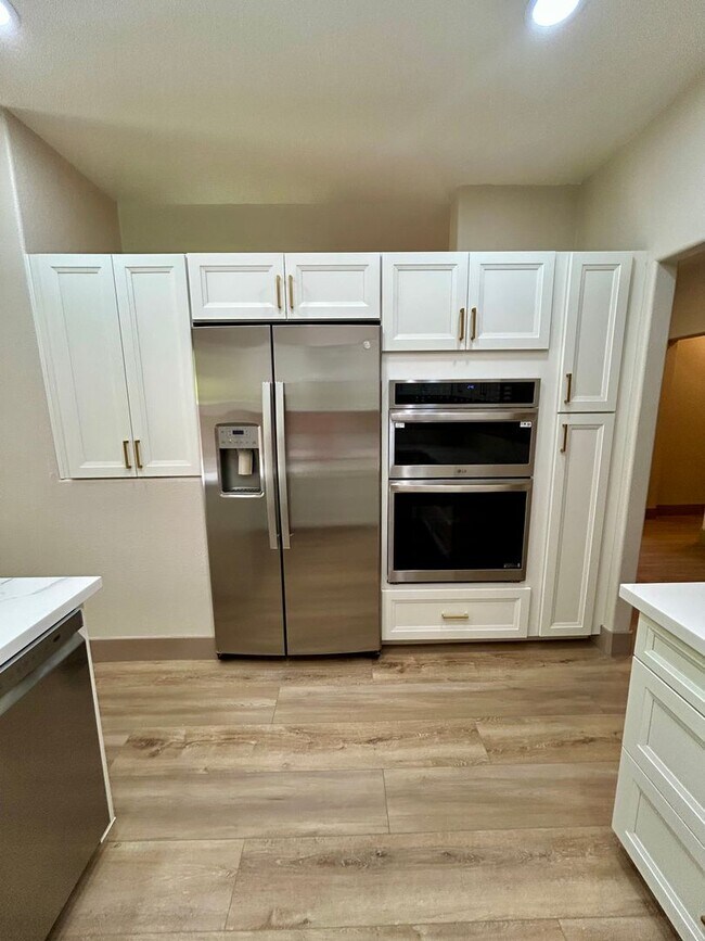 Building Photo - Remodeled and Comfortable Townhome