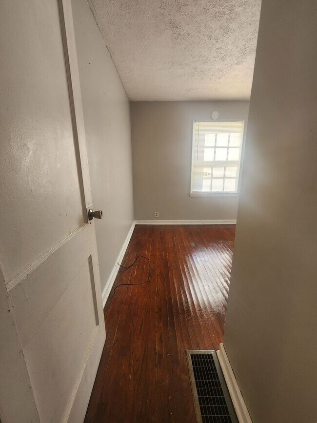 Building Photo - Newly Remolded Spacious Two Bedroom Single Family Near 38th and Sherman