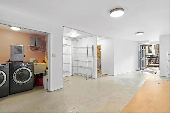 Building Photo - Private Townhouse Rental in Delightful Win...