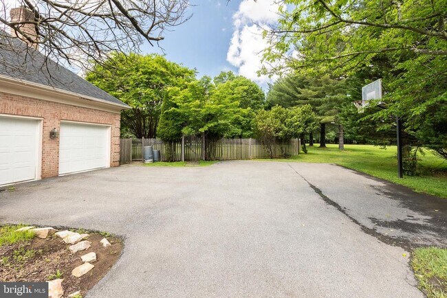 Building Photo - 8809 Saunders Ln