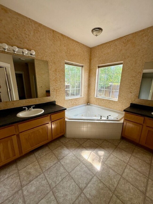 Building Photo - Beautiful 3 Bedroom 2 Bathroom House  **2 Weeks Free Rent**