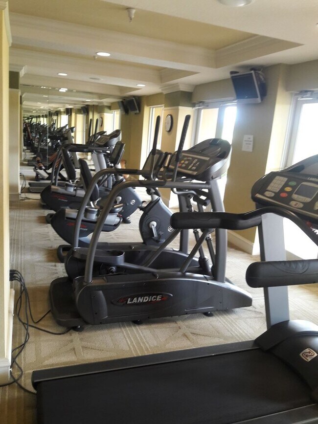 Building Photo - Annual turnkey furnished (optional) renovated luxury 2/2 condo downtown Sarasota at Broadway Prom...