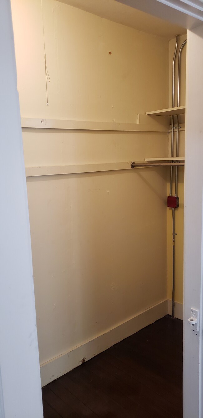 Building Photo - 36 Roberts St