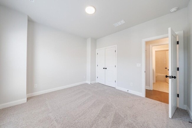 Building Photo - 171 Basil St