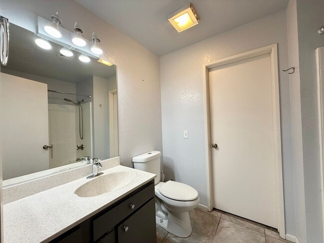 Building Photo - AVAILABLE NOW!! Upstairs 2 Bedroom 2 Bathroom Condo in Cathedral City!!