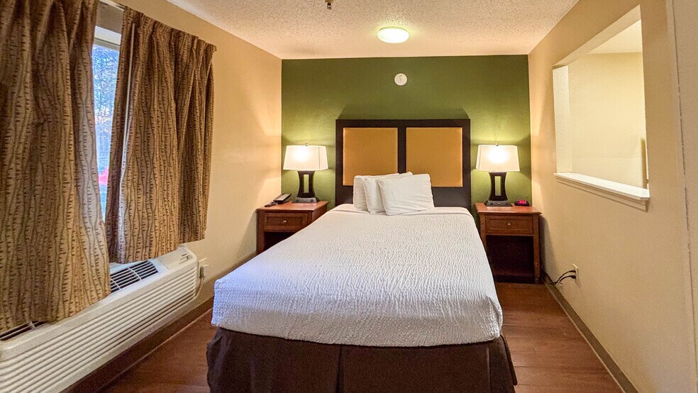 Building Photo - 530 Woods Lake Rd