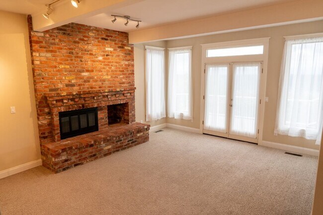 Building Photo - 3Bd/3Ba Bellevue House