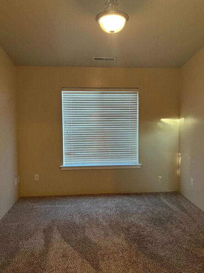 Building Photo - 3 Bedroom 2 Bath Single Family Home