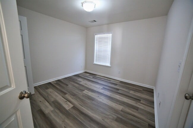 Building Photo - 8305 Grenadier Trl