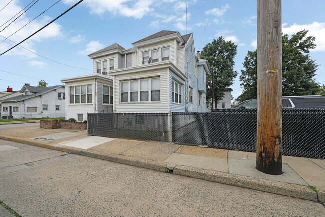 Building Photo - 3403 River Rd
