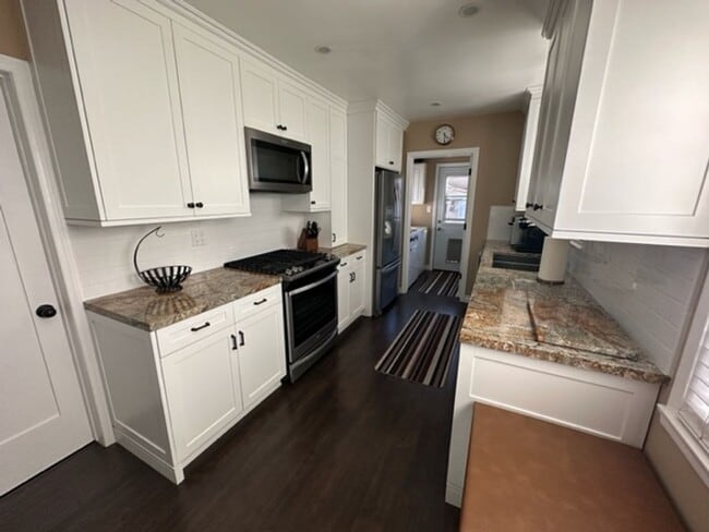 Building Photo - Lakewood living