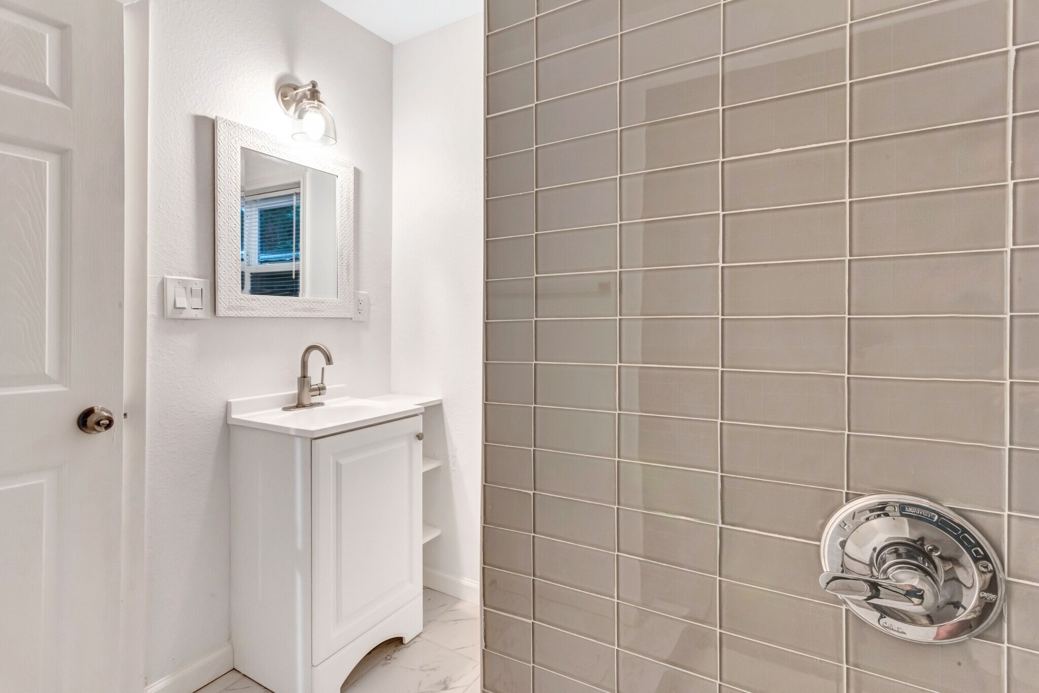 Building Photo - 425 E Sears St