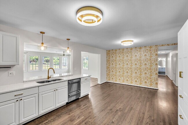 Building Photo - Beautiful 5 Bedroom 3 Bathroom Retreat with Fenced Backyard $2,200/mo rent