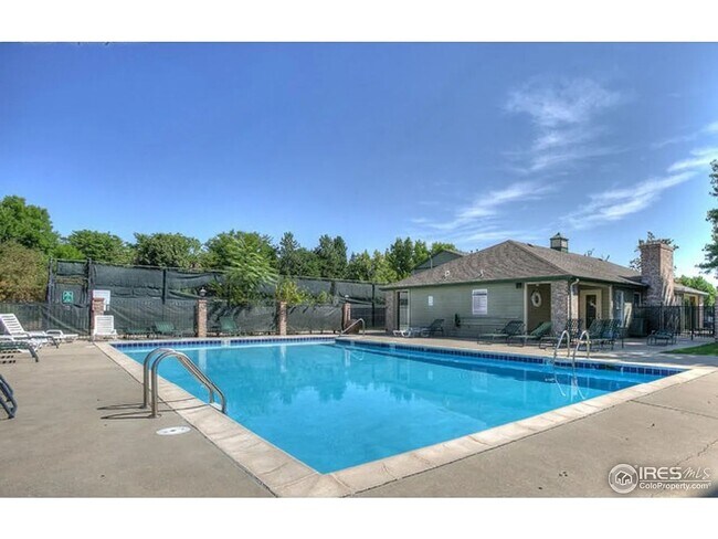 Building Photo - 1 Bed 1 Bath Condo With Large Covered Balcony & Community Pool.