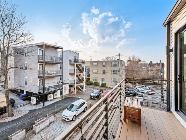 Building Photo - 347 Maverick St