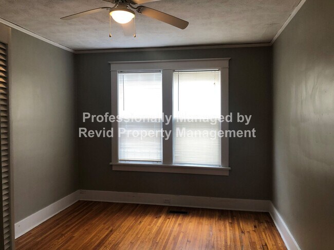 Building Photo - Large upstairs apartment in Midtown!