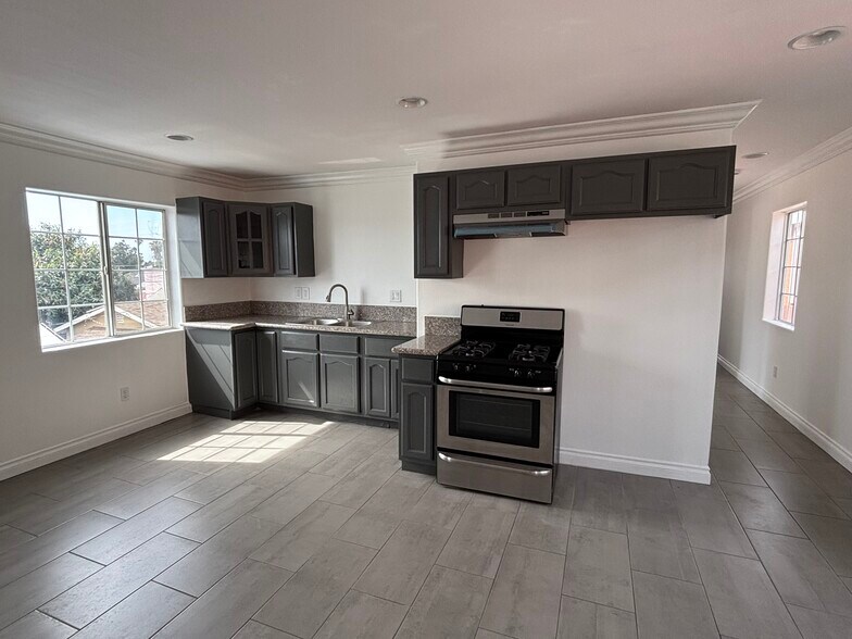 Building Photo - 2429 E 110th St