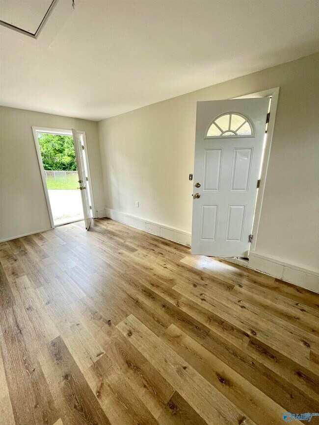 Building Photo - 304 Meadowbrook Dr SE