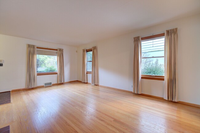 Building Photo - 3Bd/2Ba Seattle House