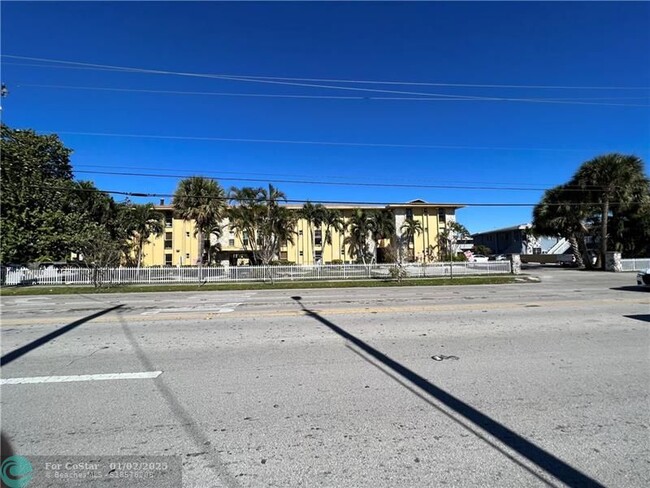 Building Photo - 241 S Royal Poinciana Blvd