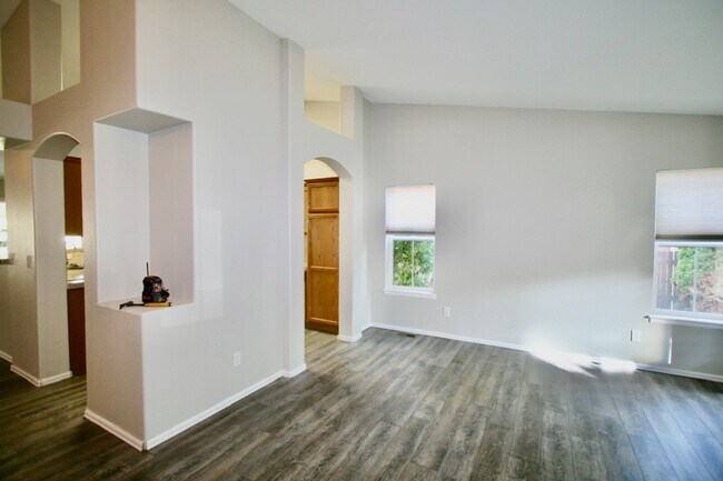 Building Photo - Beautiful 4 Bedroom Ranch Style Home Avail...