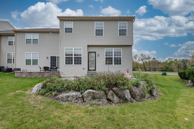 Building Photo - 3 bedroom Townhouse