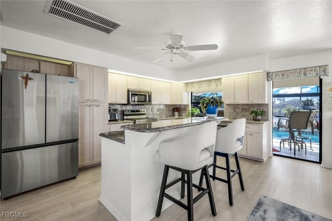 Building Photo - 2556 SW 28th Pl