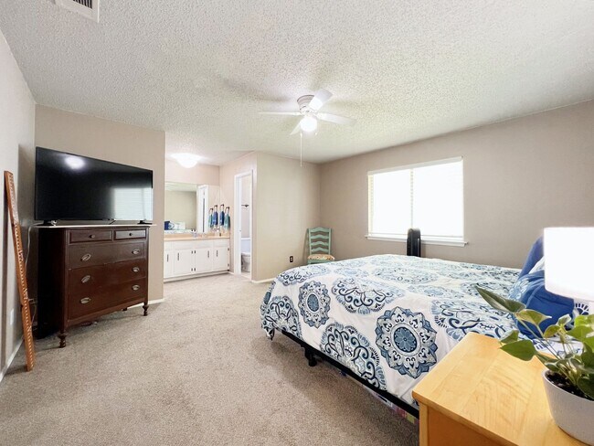 Building Photo - Comfortable 3 Bed, 2 Bath Home with Natural Light Throughout