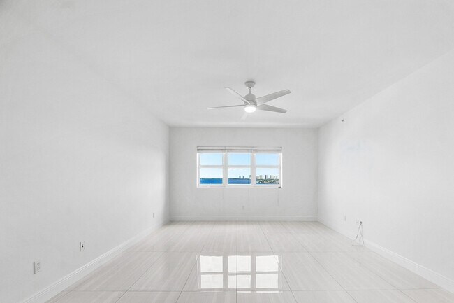 Building Photo - 2650 Lake Shore Dr
