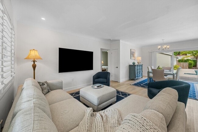 Building Photo - 611 N Palmway