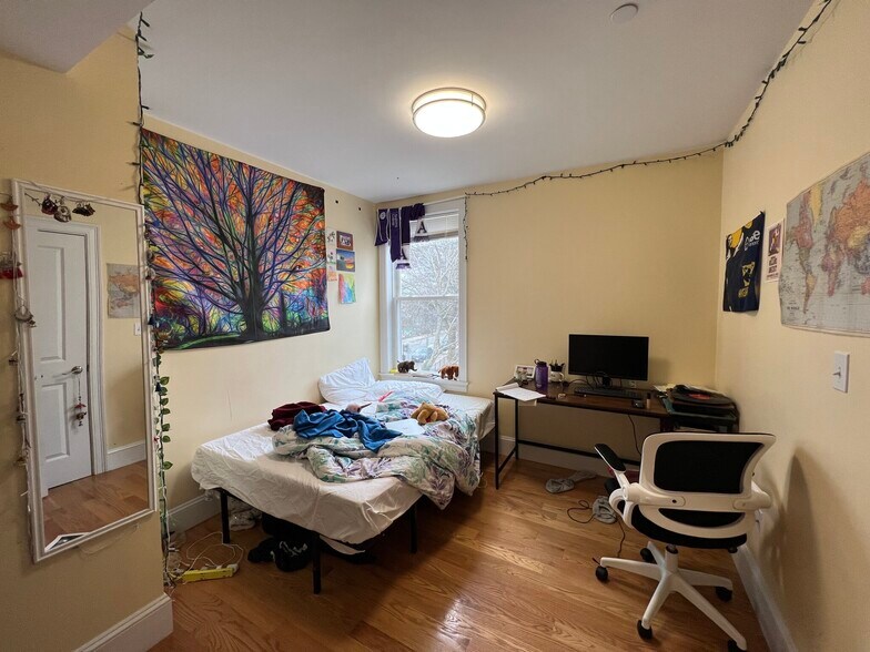 Building Photo - 222 River St