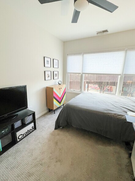 Building Photo - 912 W Chicago Ave