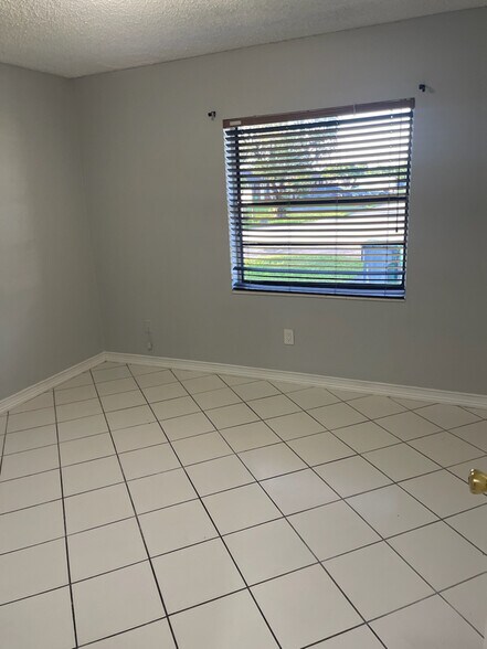 Building Photo - 4704 SW 136th Pl