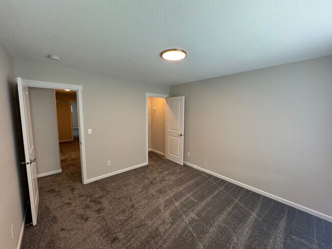Building Photo - Brand New 3 Bed / 2.5 Bath Duplex! $250 Am...