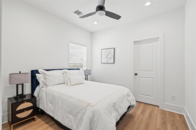Building Photo - 5207 Pine Tree Dr
