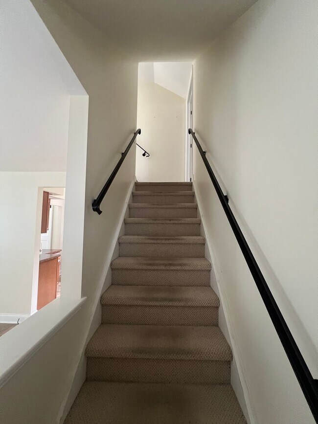 Building Photo - 3 Bed, 1.5 Bath Near U of R, Strong & Coll...