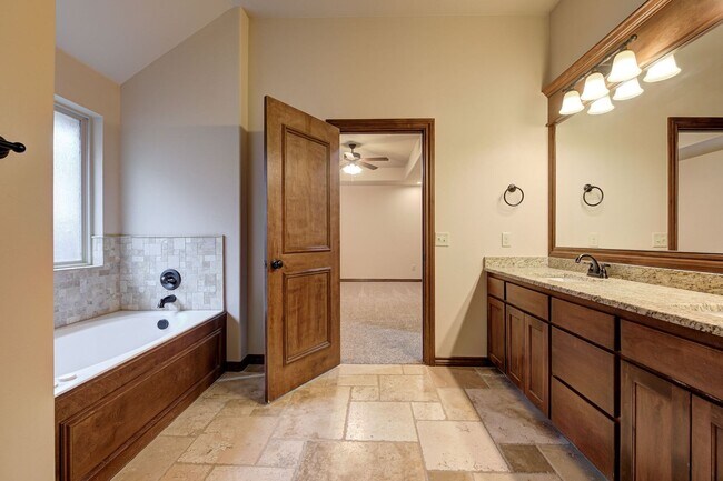 Building Photo - Beautiful & Large 4 Bed 2 Bath Home in Edmond!