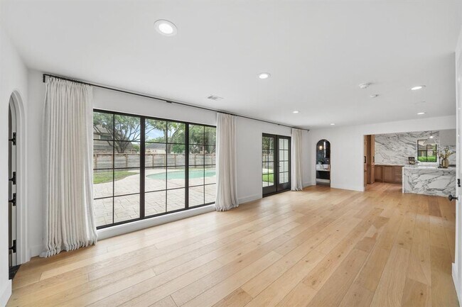 Building Photo - 819 Silvergate Dr