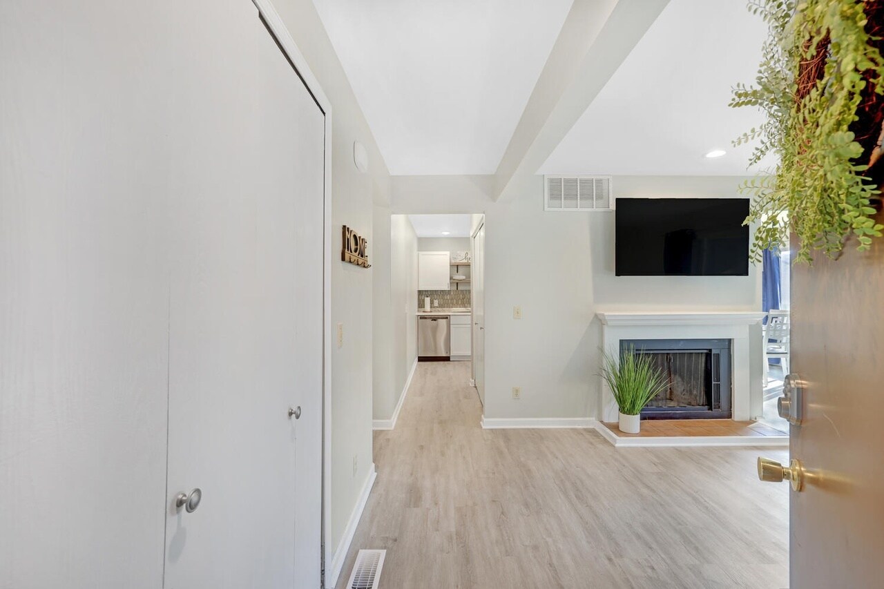 Building Photo - 1115 Laura Dr