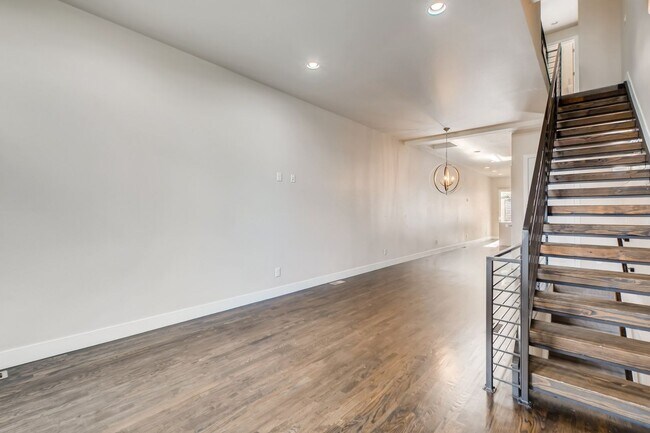 Building Photo - High Street Townhomes 3 bedroom unit with ...