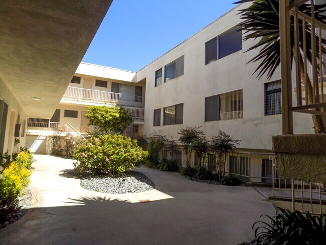 Building Photo - 505 Idaho Ave in Santa Monica - steps to Montana and 5  blocks to the beach!