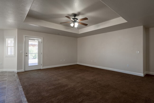 Building Photo - 3 bed 2 bath home with fully-fenced yard