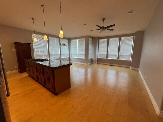 Building Photo - Amazing Bay View 3 bed/3 bath in Coos Bay