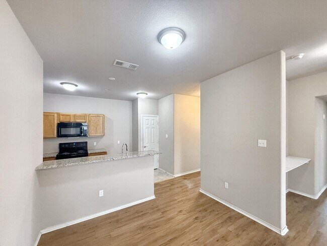 Building Photo - Delightful 3-Bedroom Retreat with Inviting...