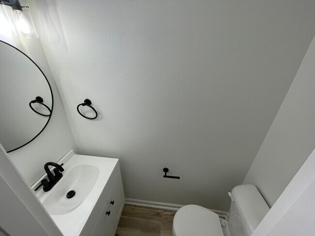 Building Photo - Modern Design Condo Near Shelbyville Country Club!
