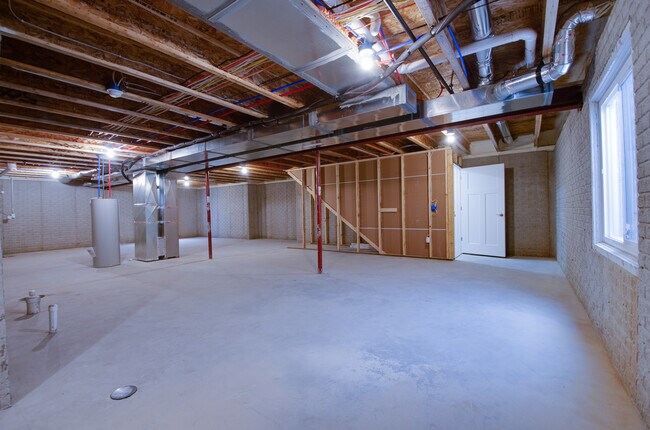 Building Photo - 9250 Brook Hollow Ln