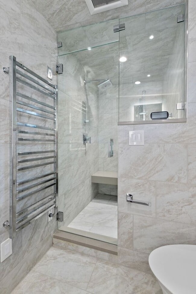 Building Photo - Elegant Air-Conditioned Newly Remodeled Matthews Beach Rambler