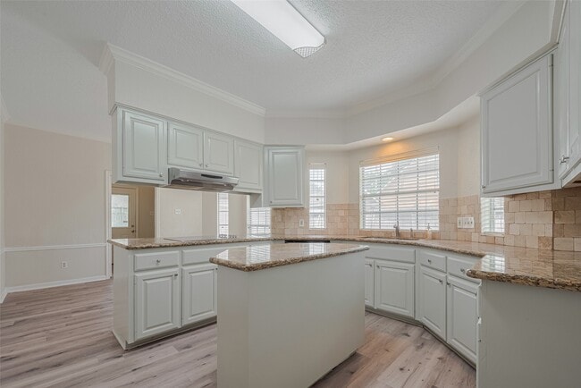 Building Photo - 5210 Holly View Dr